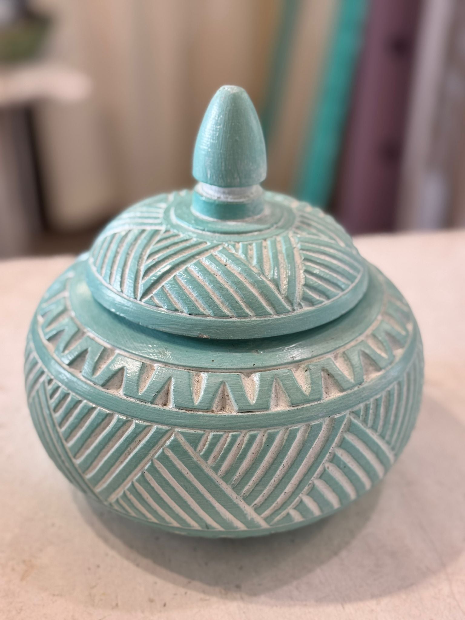 VASO CON COPERCHIO LEGNO INTAGLIATO