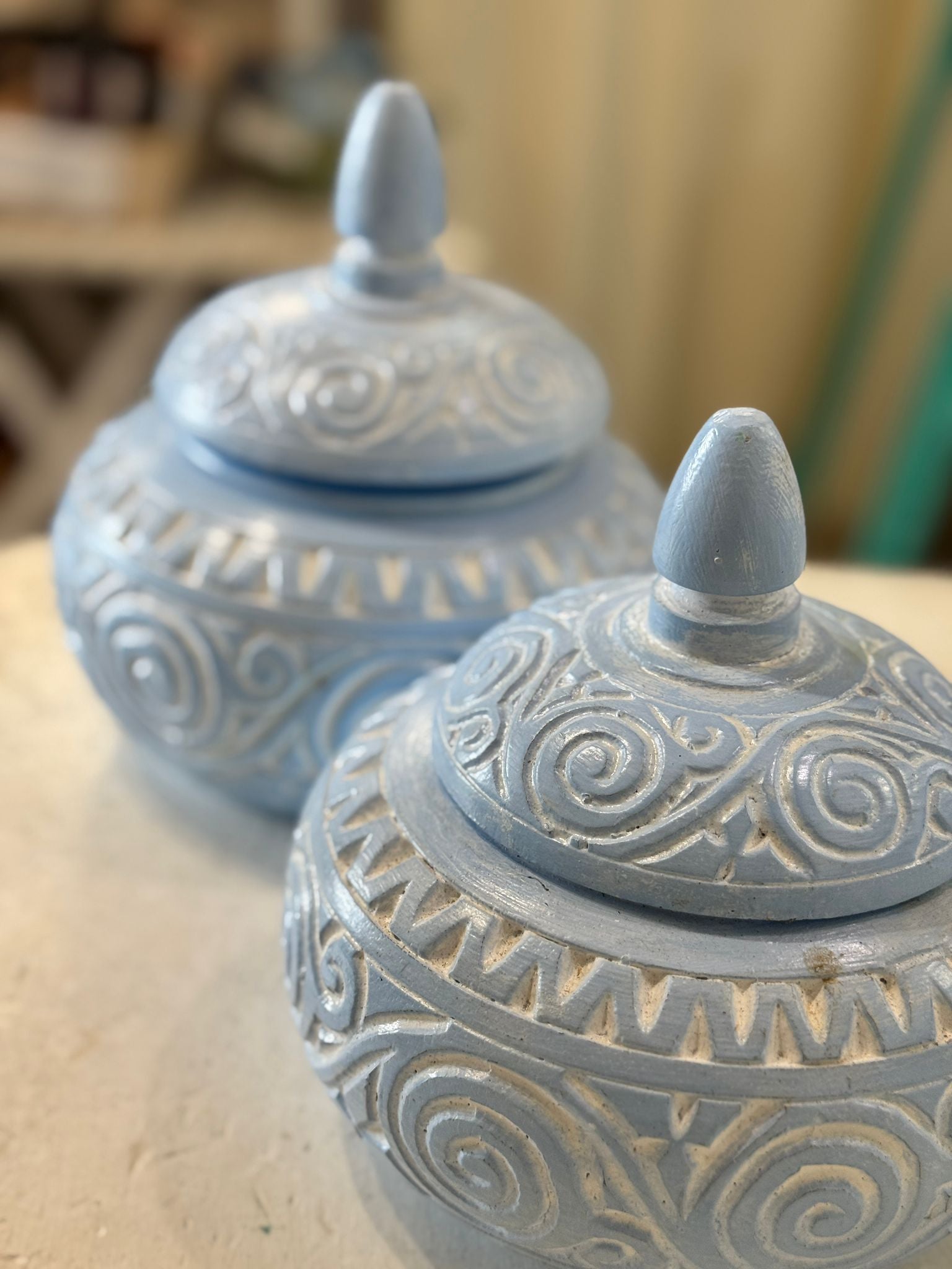 VASO CON COPERCHIO LEGNO INTAGLIATO