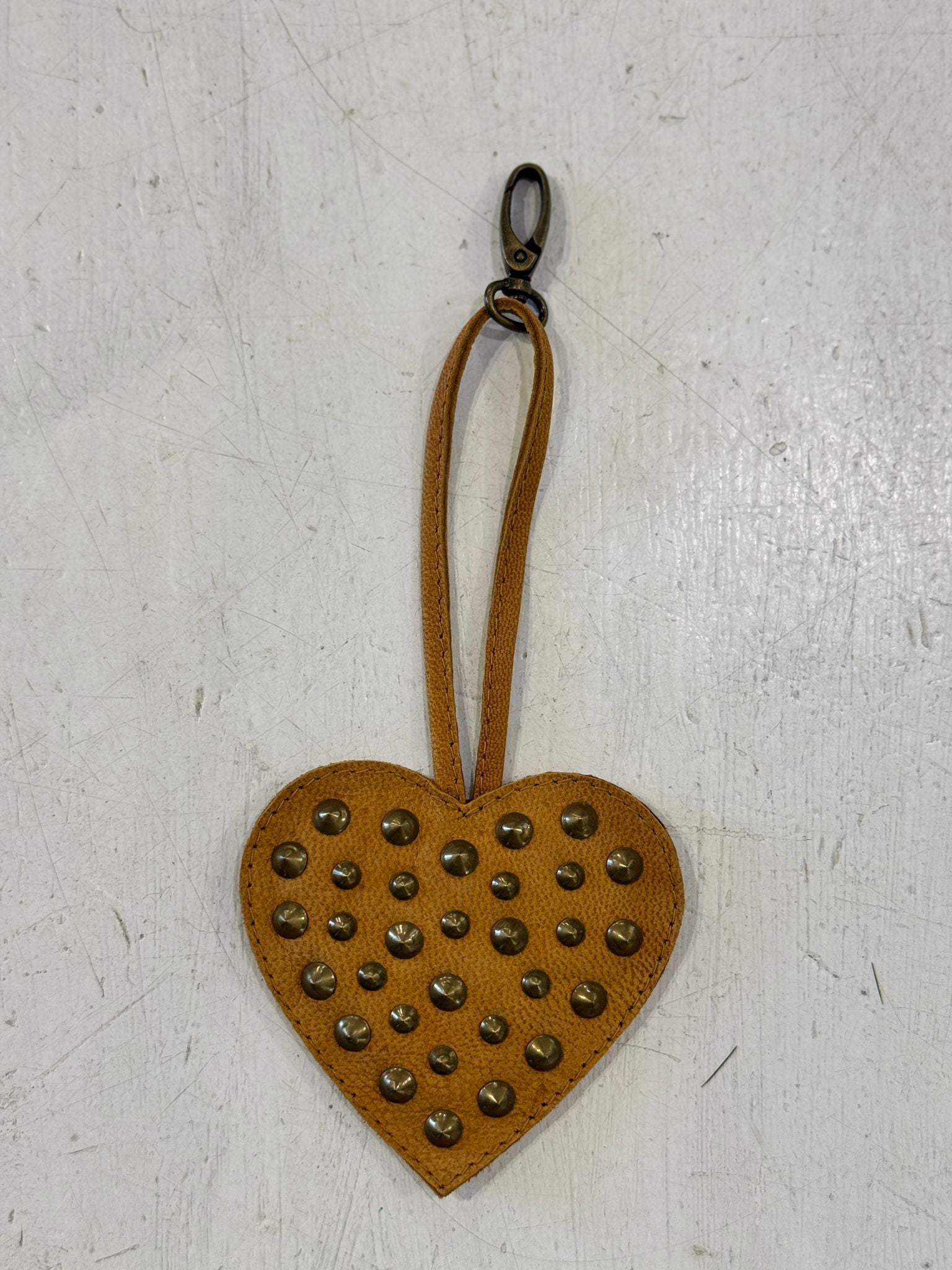 CHARM CUORE IN PELLE