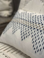 CUSCINO BIANCO RICAMI FILI BLU
