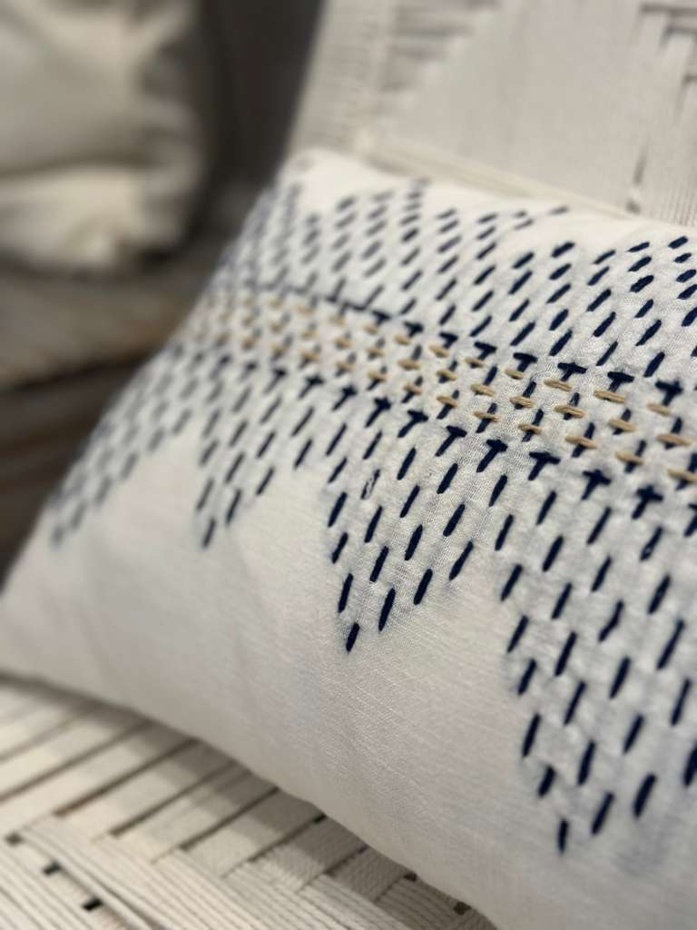 CUSCINO BIANCO RICAMI FILI BLU