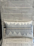 CUSCINO BIANCO RICAMI FILI BLU