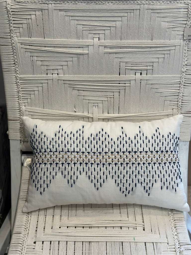 CUSCINO BIANCO RICAMI FILI BLU