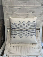 CUSCINO BIANCO RICAMI FILI BLU