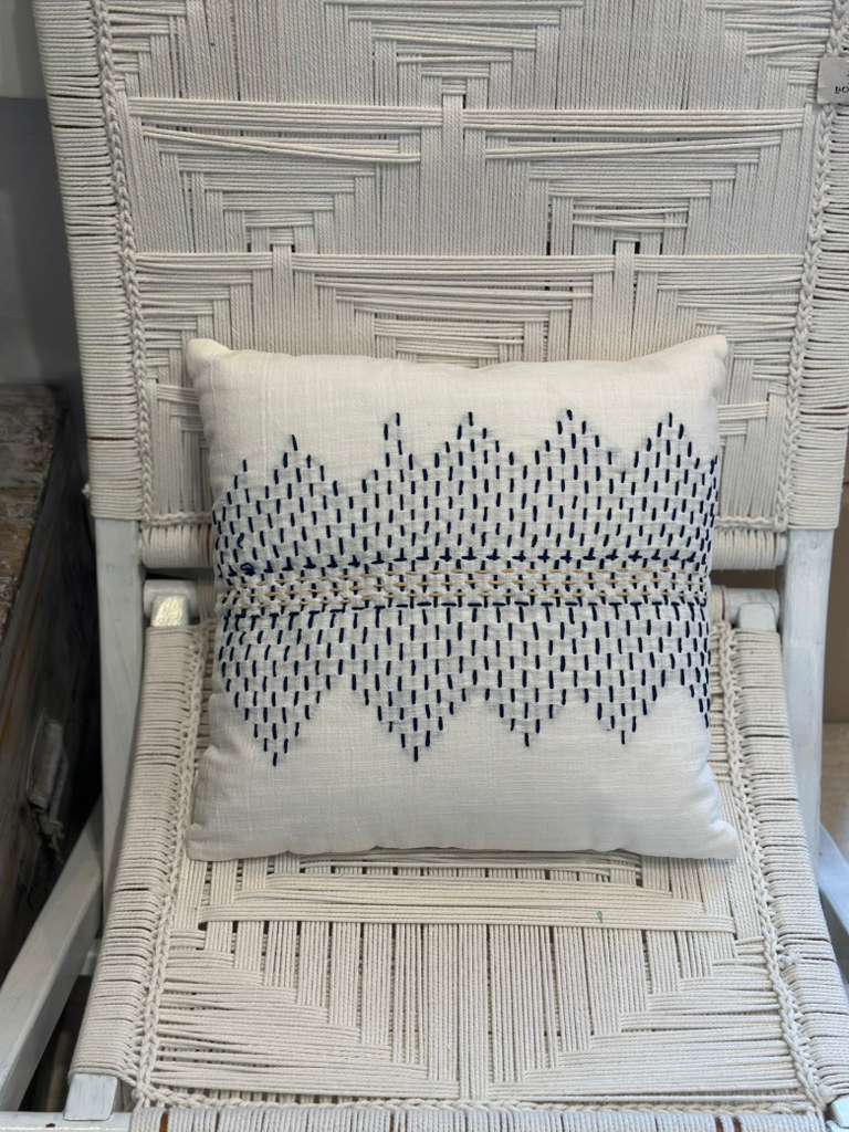 CUSCINO BIANCO RICAMI FILI BLU