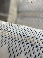 CUSCINO BIANCO RICAMI FILI BLU