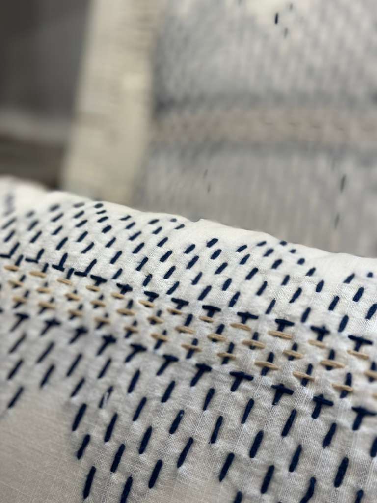 CUSCINO BIANCO RICAMI FILI BLU