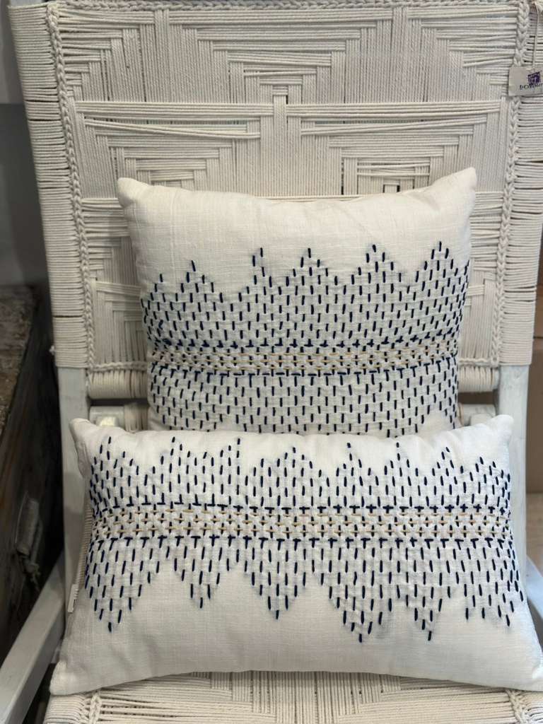 CUSCINO BIANCO RICAMI FILI BLU