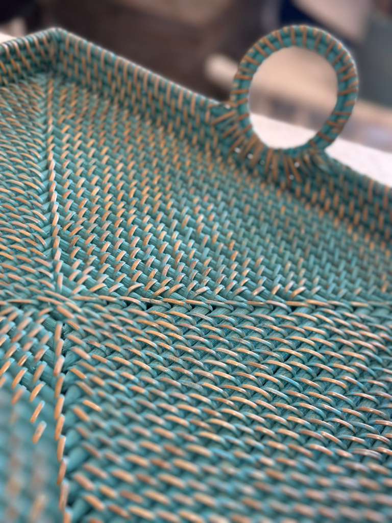 VASSOIO QUADRATO CON MANICO ESTERNO RATTAN