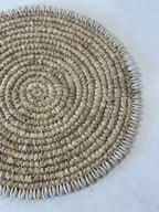 Placemat Tondo in Rafia con Conchiglie Cyprea – Ø35 cm Artigianale