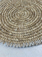 Placemat Tondo in Rafia con Conchiglie Cyprea – Ø35 cm Artigianale