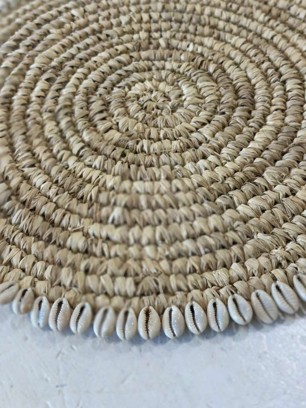 Placemat Tondo in Rafia con Conchiglie Cyprea – Ø35 cm Artigianale