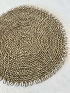 Placemat Tondo in Giunco con Conchiglie Cyprea – Ø35 cm Artigianale