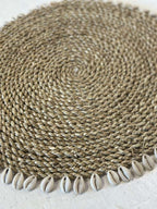 Placemat Tondo in Giunco con Conchiglie Cyprea – Ø35 cm Artigianale