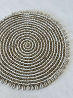 Placemat Tondo in Giunco con Conchiglie Cyprea – Ø35 cm Artigianale