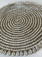 Placemat Tondo in Giunco con Conchiglie Cyprea – Ø35 cm Artigianale