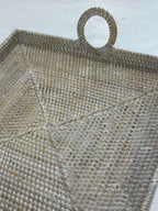 VASSOIO QUADRATO CON MANICO ESTERNO RATTAN
