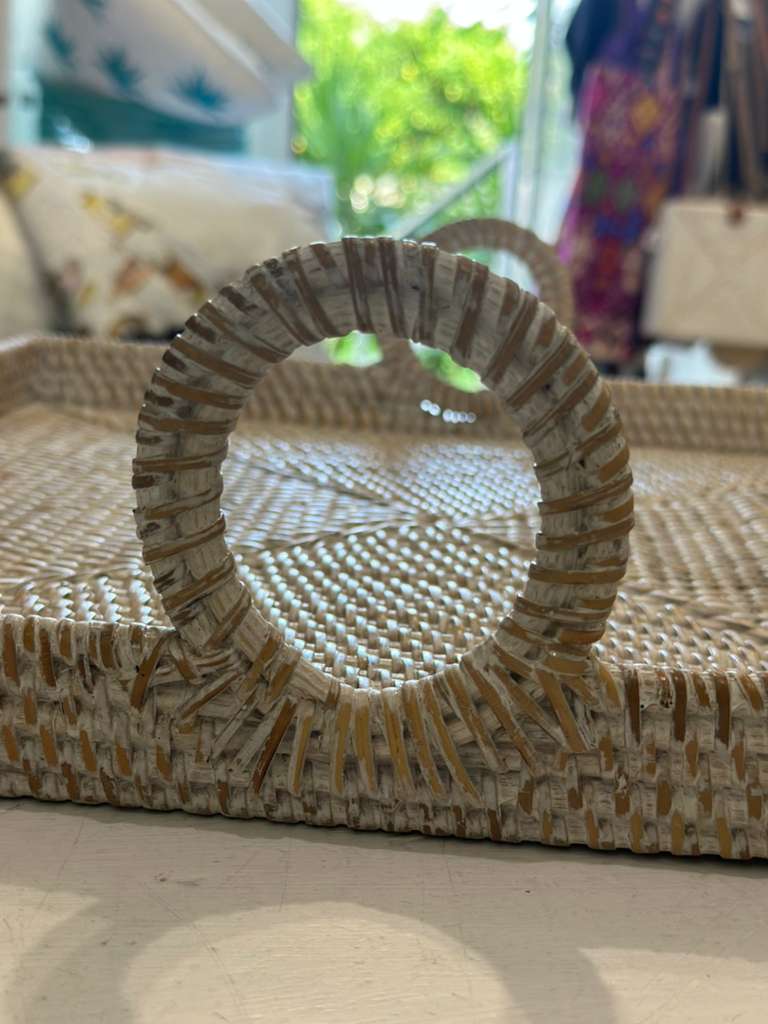 VASSOIO QUADRATO CON MANICO ESTERNO RATTAN