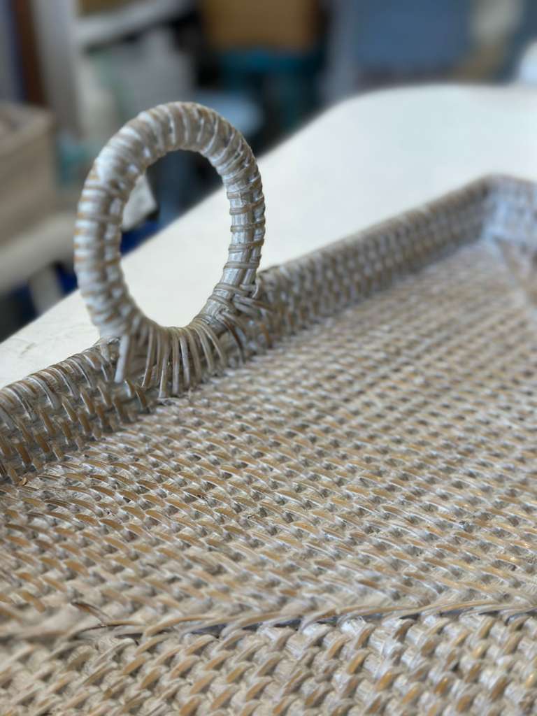 VASSOIO QUADRATO CON MANICO ESTERNO RATTAN