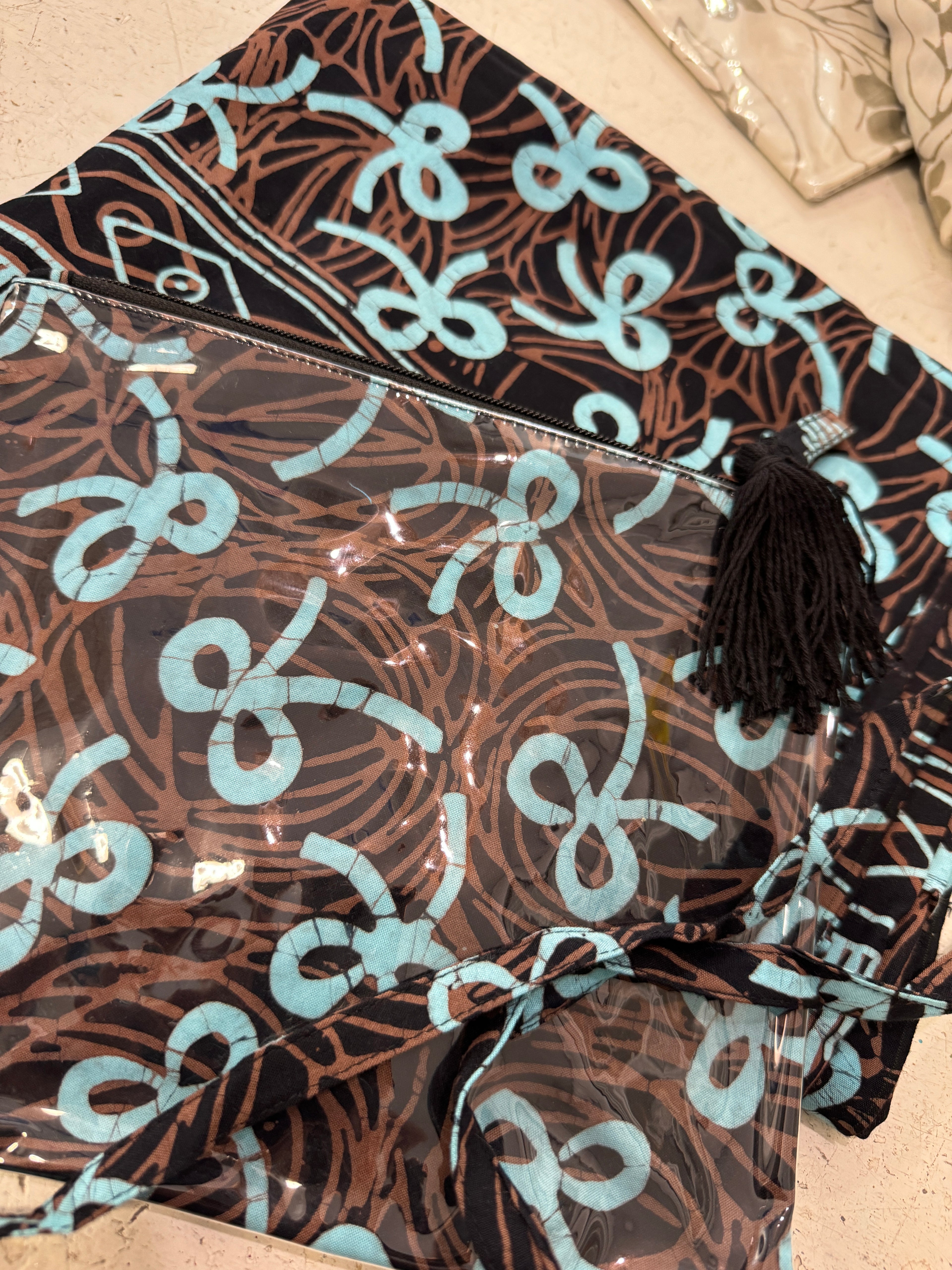 Pochette in batik e pvc con tracollina
