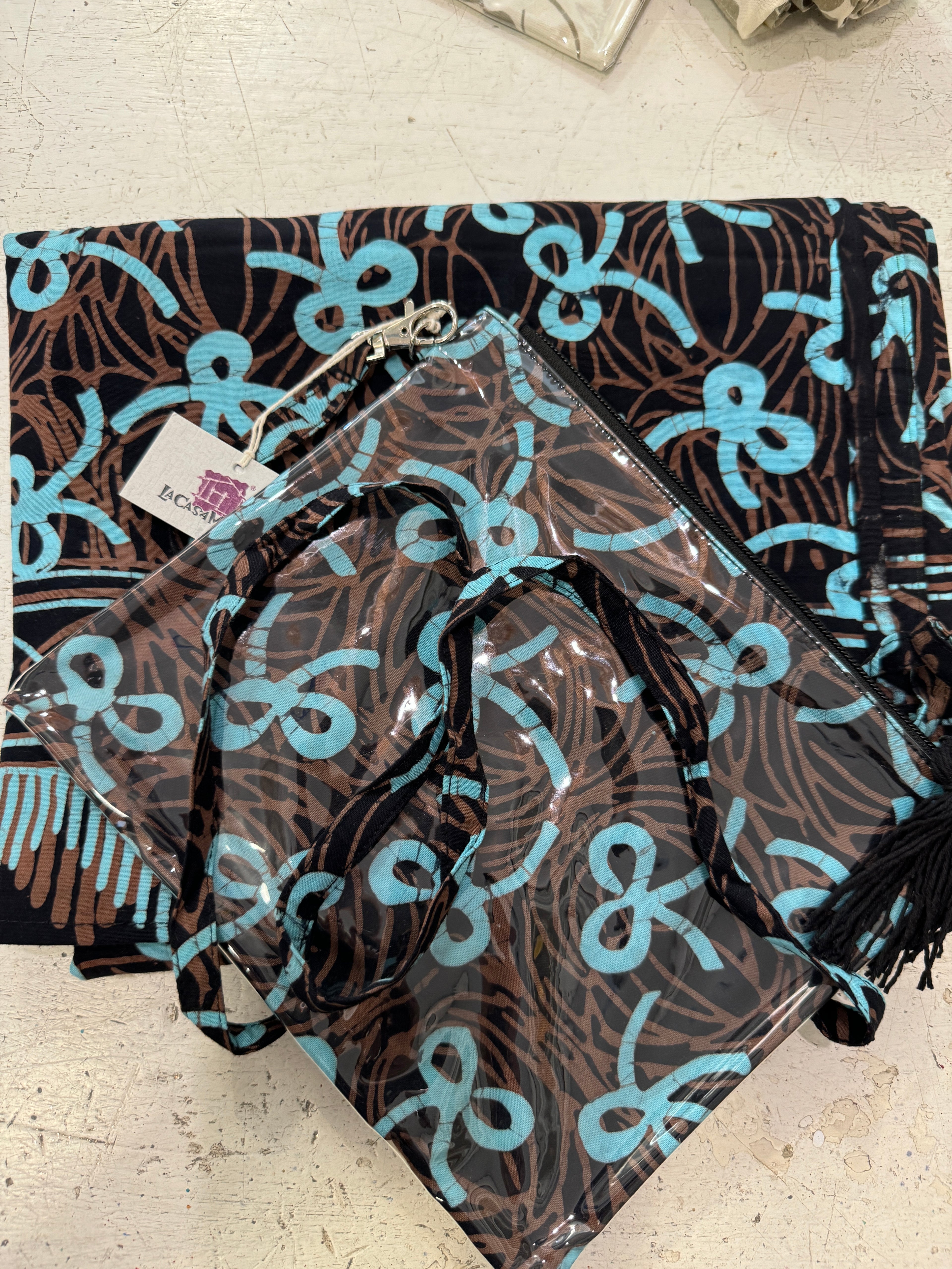 Pochette in batik e pvc con tracollina