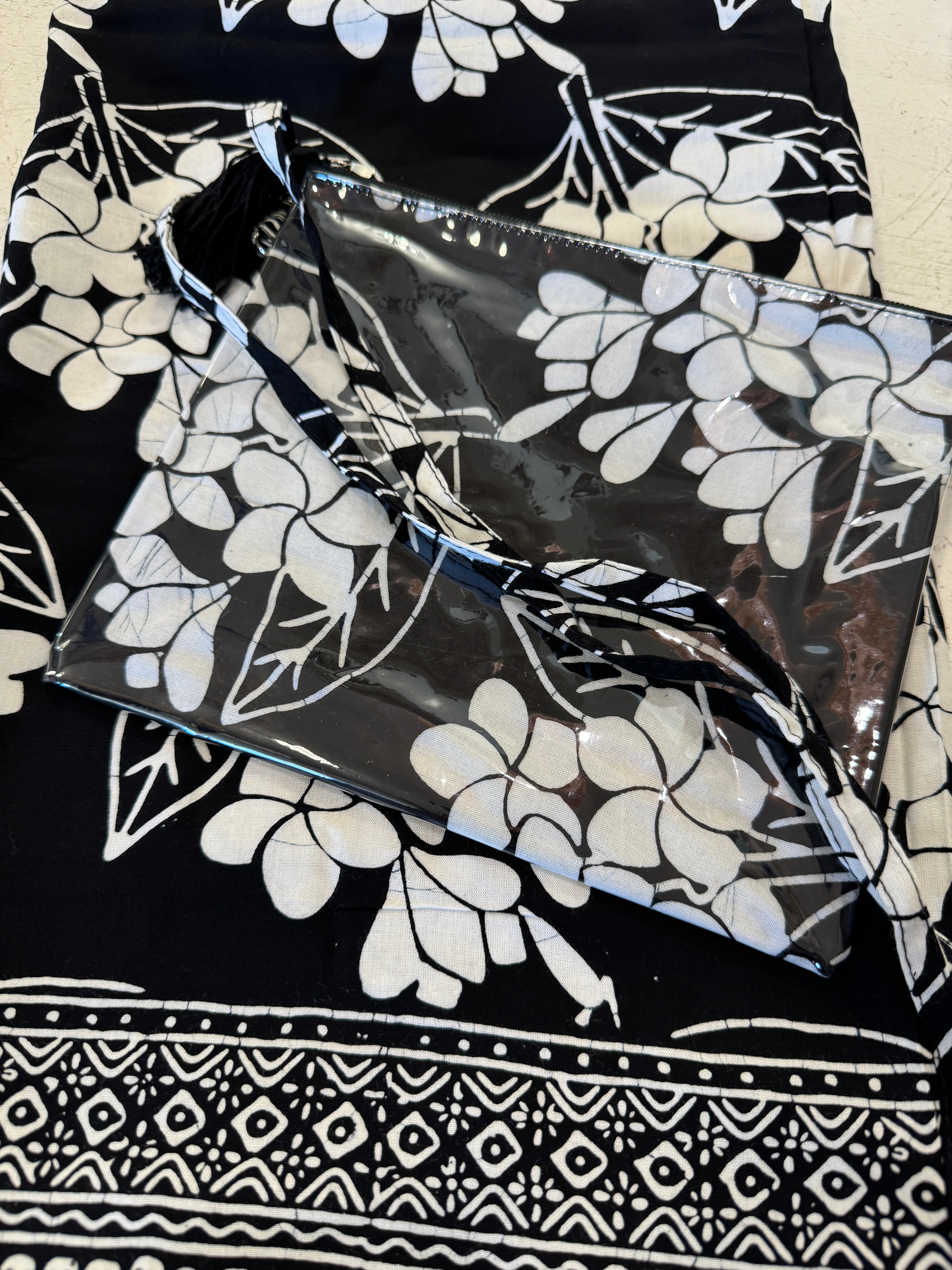 Pochette in batik e pvc con tracollina
