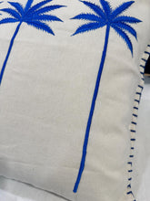 Carica l&#39;immagine nel visualizzatore di Gallery, CUSCINO QUADRATO ECRU TRE  PALME BLU ACCESO 50X50
