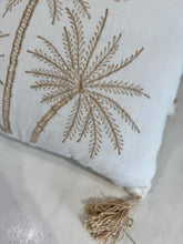 Carica l&#39;immagine nel visualizzatore di Gallery, CUSCINO BIANCO RETTANGOLARE  TRE PALME STILIZZATE GOLD CON TASSEL 40X60
