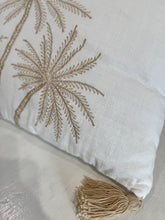 Carica l&#39;immagine nel visualizzatore di Gallery, CUSCINO BIANCO RETTANGOLARE  TRE PALME STILIZZATE GOLD CON TASSEL 40X60
