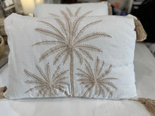 Carica l&#39;immagine nel visualizzatore di Gallery, CUSCINO BIANCO RETTANGOLARE  TRE PALME STILIZZATE GOLD CON TASSEL 40X60
