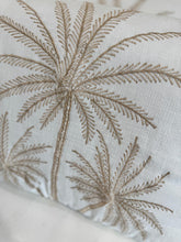 Carica l&#39;immagine nel visualizzatore di Gallery, CUSCINO BIANCO RETTANGOLARE PICCOLO  TRE PALME STILIZZATE GOLD 30x50
