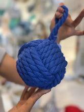 Carica l&#39;immagine nel visualizzatore di Gallery, FERMAPORTA GOMITOLO CORDA BLU
