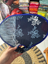 Carica l&#39;immagine nel visualizzatore di Gallery, VENTAGLIO CHIUDIBILE BATIK

