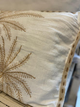 Carica l&#39;immagine nel visualizzatore di Gallery, CUSCINO BIANCO RETTANGOLARE PICCOLO  TRE PALME STILIZZATE GOLD 30x50
