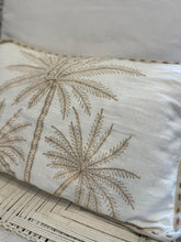 Carica l&#39;immagine nel visualizzatore di Gallery, CUSCINO BIANCO RETTANGOLARE PICCOLO  TRE PALME STILIZZATE GOLD 30x50
