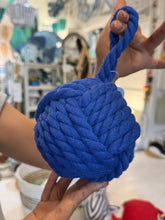 Carica l&#39;immagine nel visualizzatore di Gallery, FERMAPORTA GOMITOLO CORDA BLU
