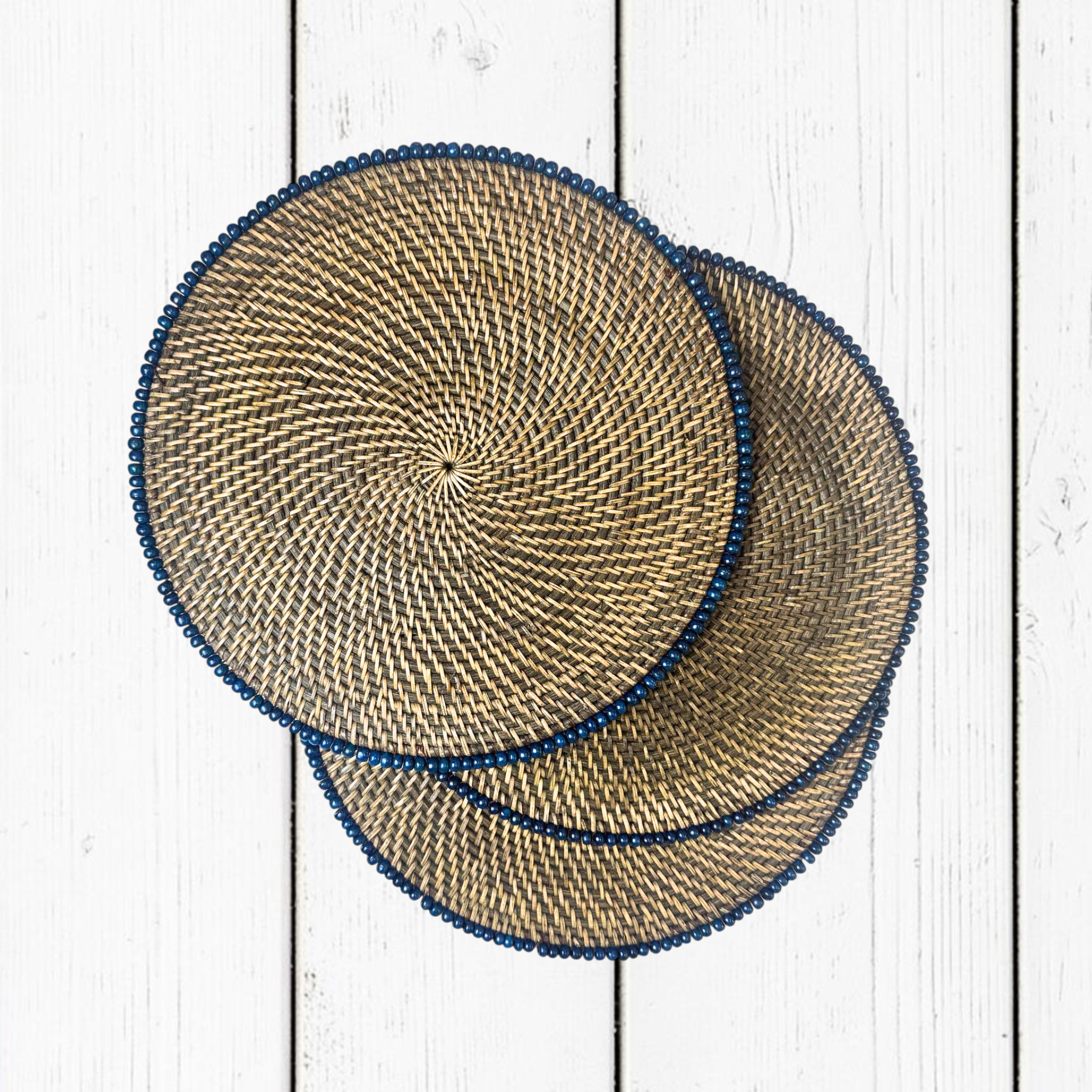 Placemat Tondo Rattan con Bordo Palline di Legno Ø38 cm – Naturale-Blu Navy / Naturale-Turchese
