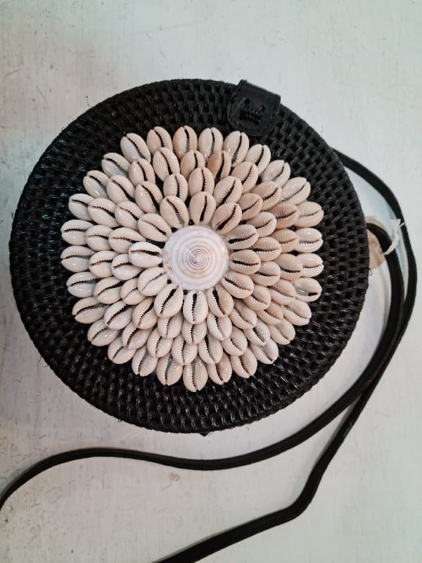 BORSINA  RATTAN CON CONCHIGLIE SCONTO 30%