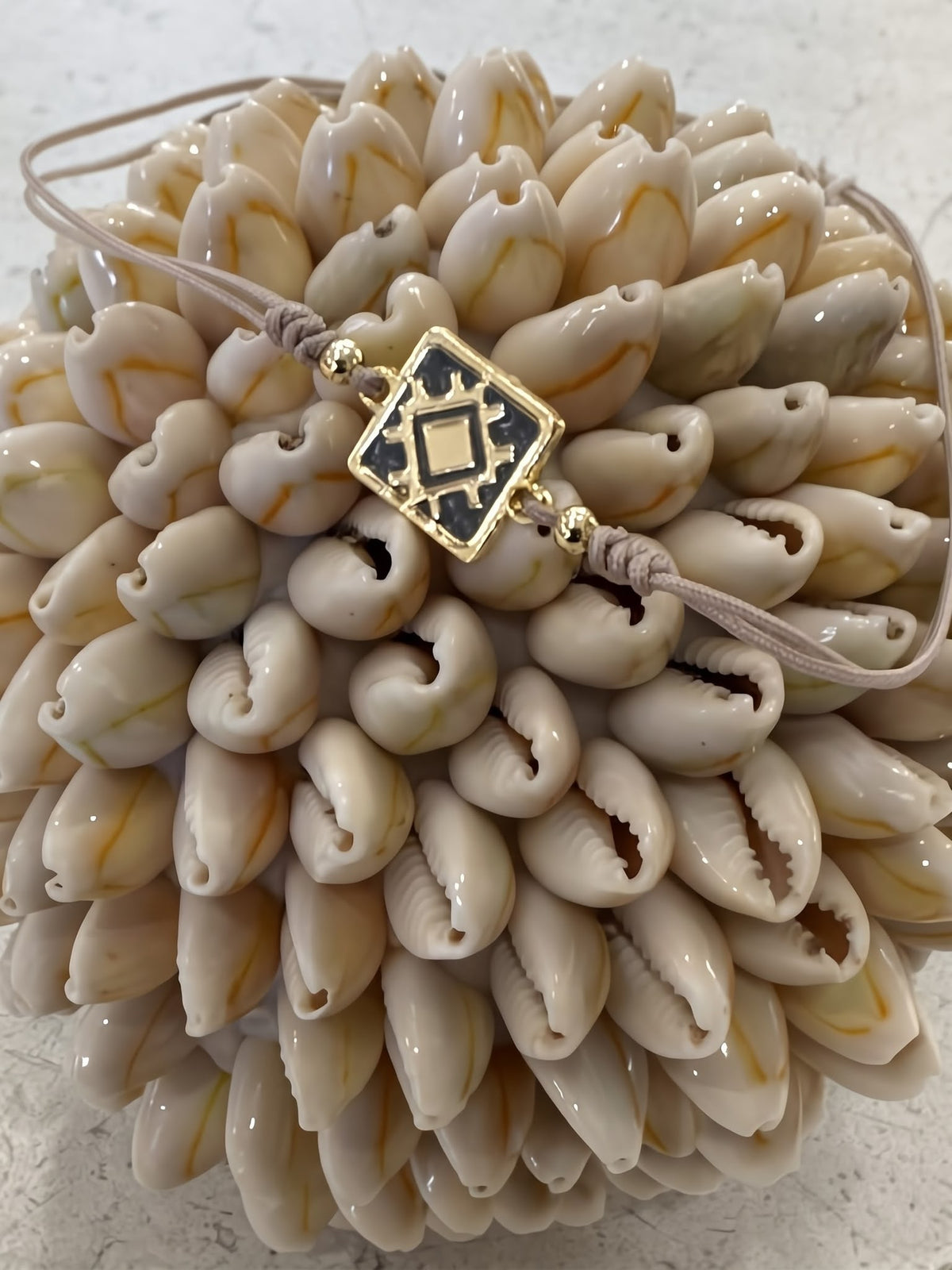 BRACCIALE FILO DI COTONE E PICCOLI ZIRCONI
