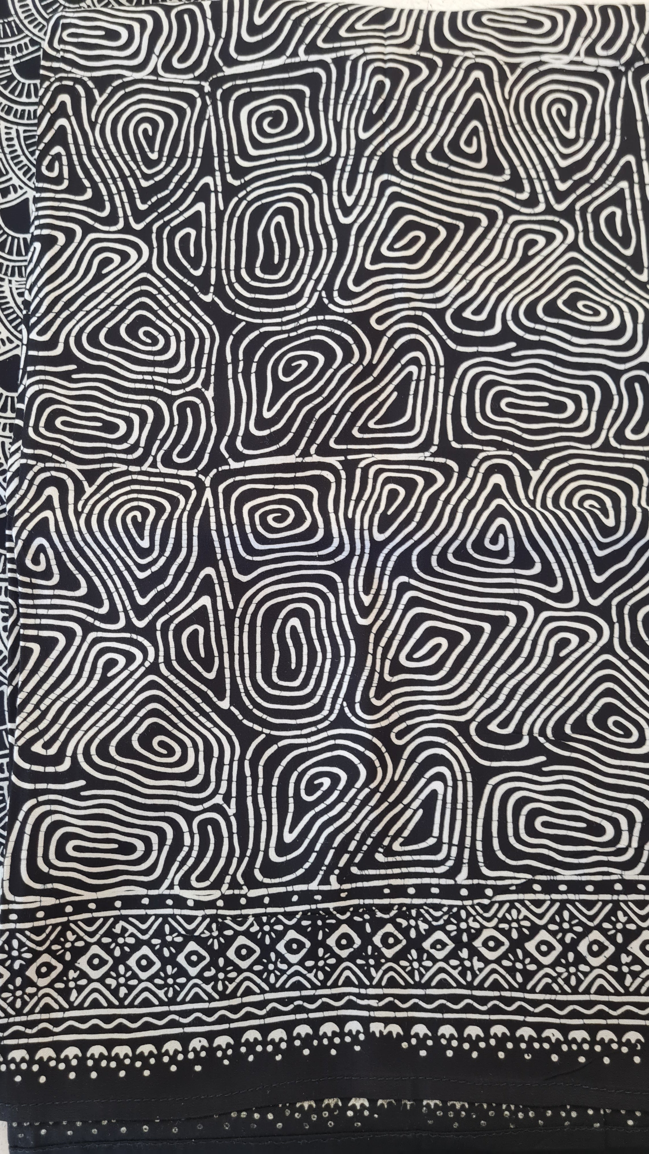 pareo nero disegni geometrici concentrici   bianchi