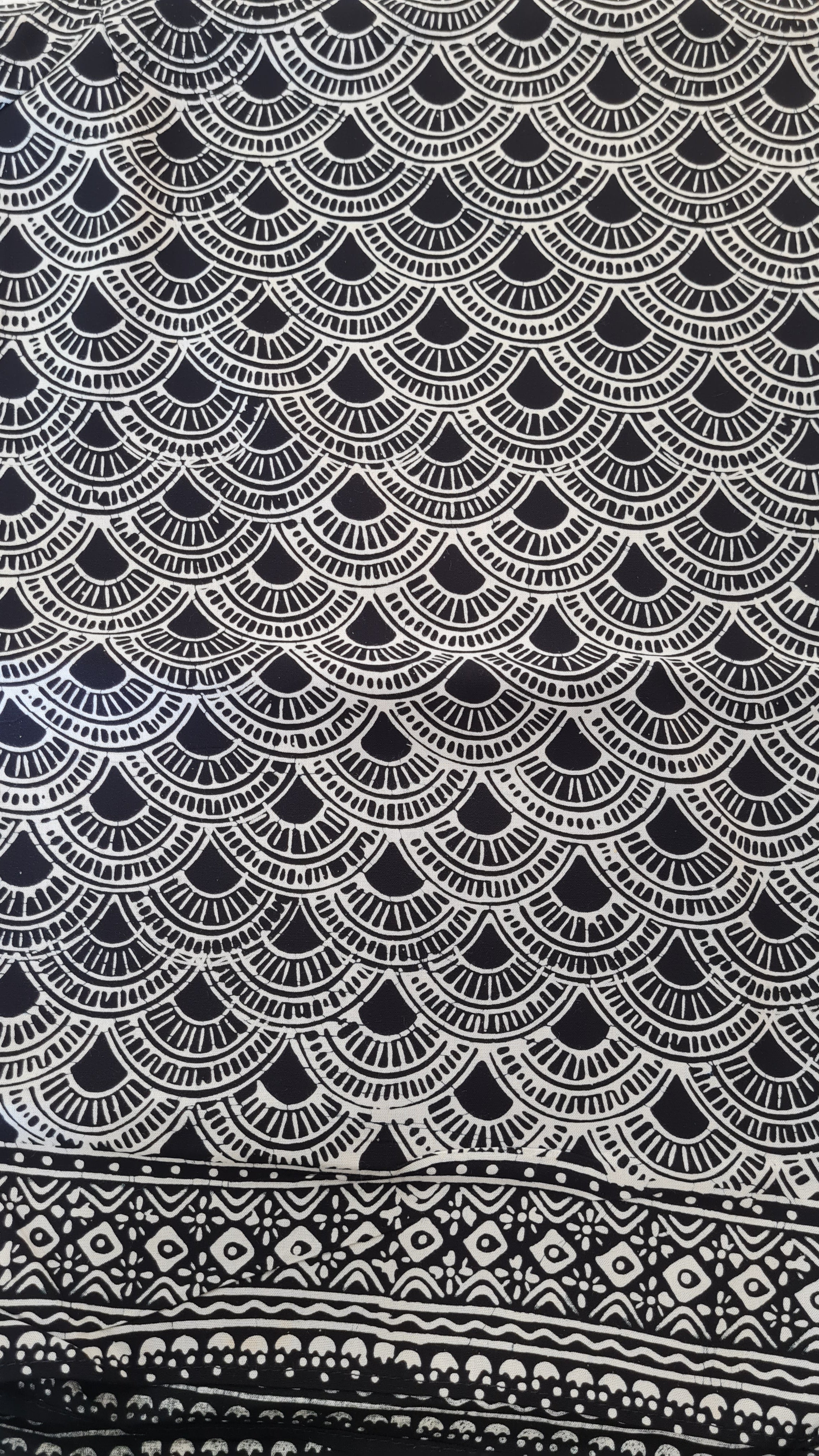 pareo nero onde geometriche bianche