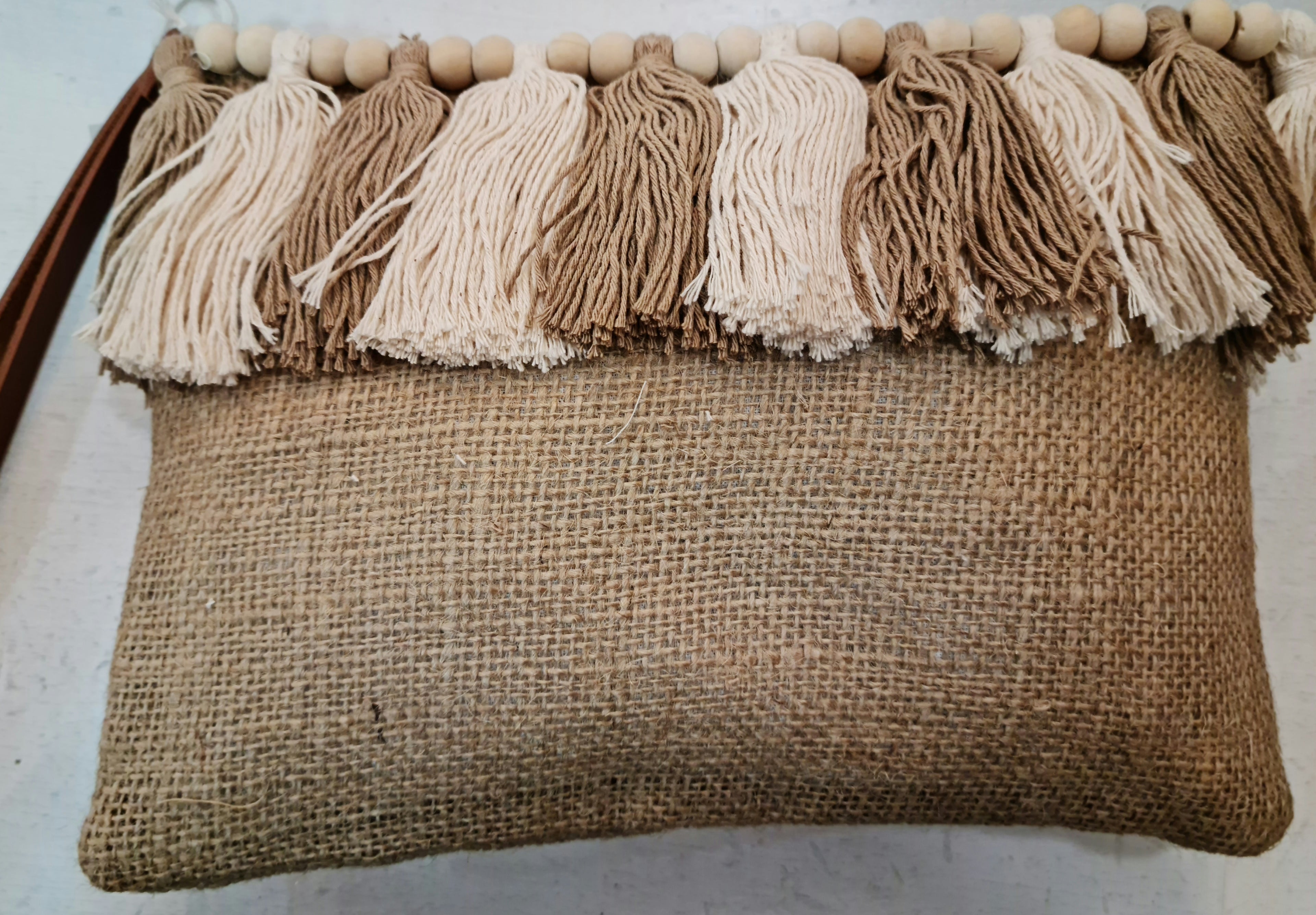 POCHETTE IN JUTA TASSEL PALLINE LEGNO
