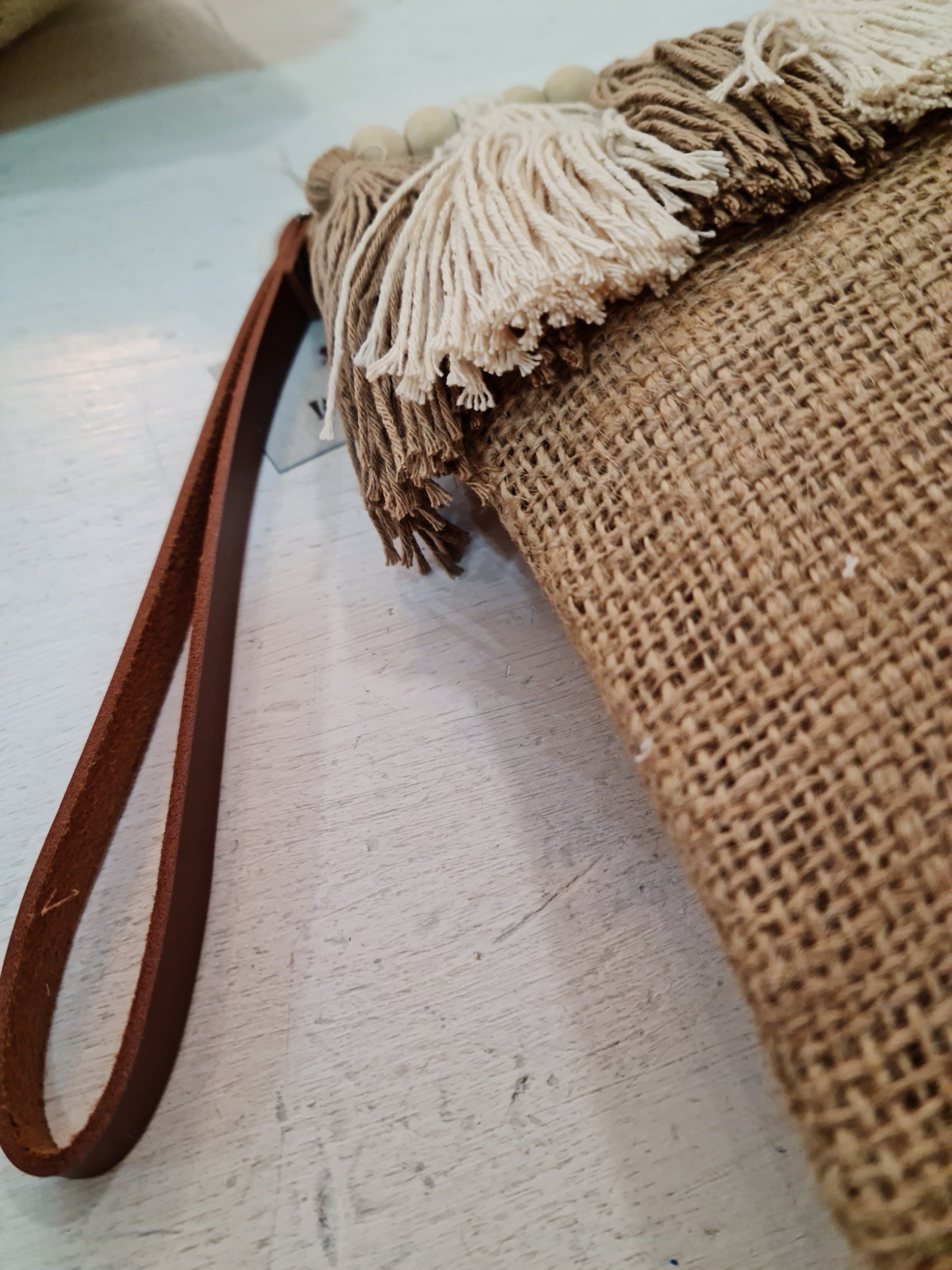 POCHETTE IN JUTA TASSEL PALLINE LEGNO