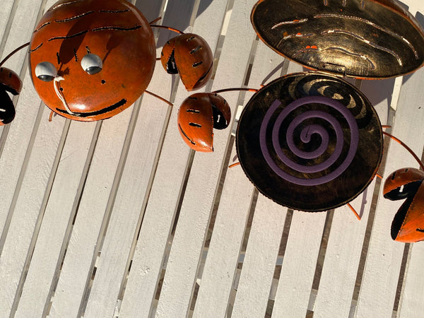 Portazampirone Granchio Arancione in Ferro | Accessorio Antizanzare per Giardino