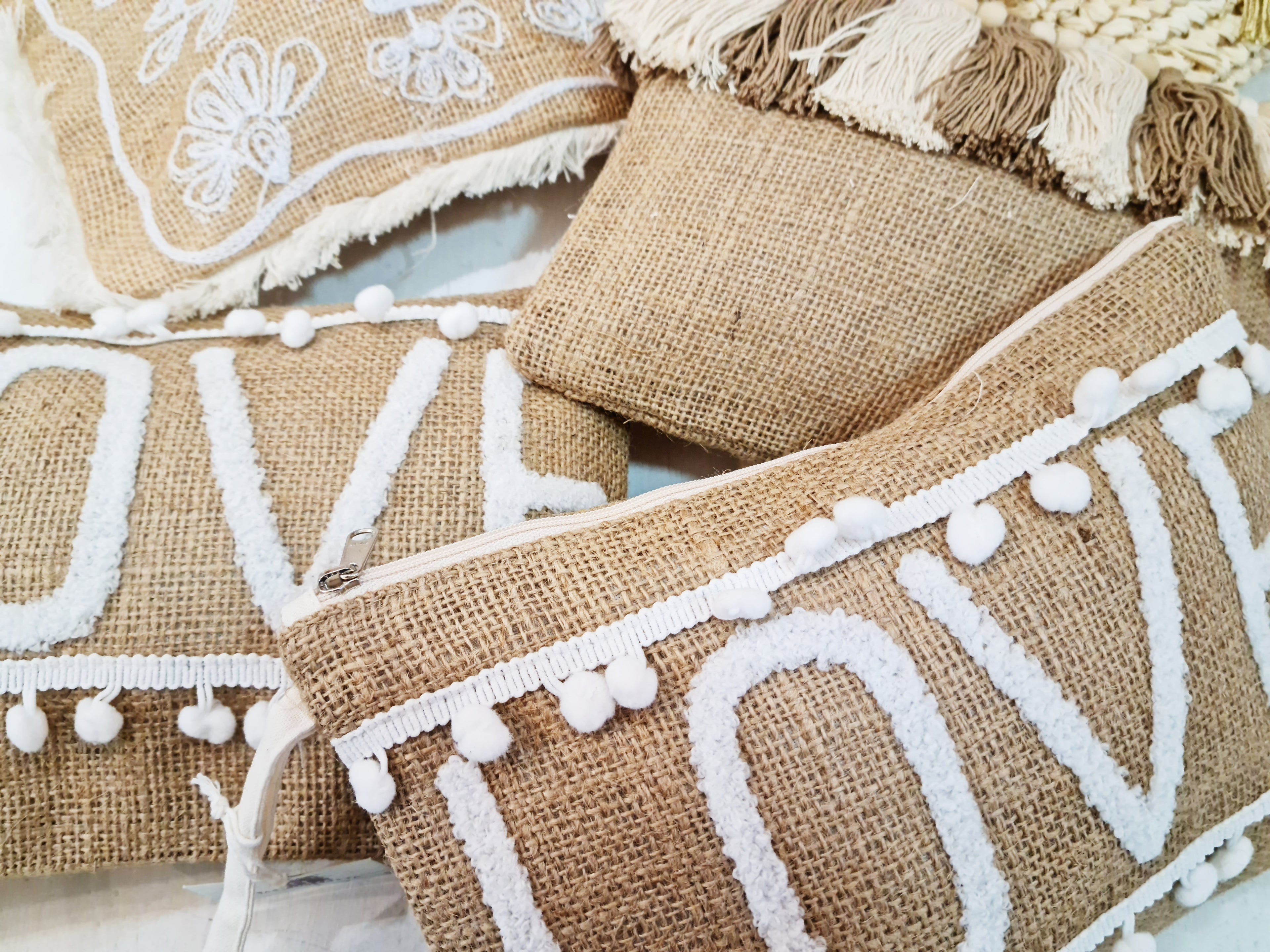 POCHETTE IN JUTA TASSEL PALLINE LEGNO